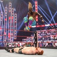 शेमस के ऊपर जबरदस्त मूव लगाते हुए कोफी किंगस्टन, इस मैच को अंत में कोफी किंगस्टन ने ही जीत लिया